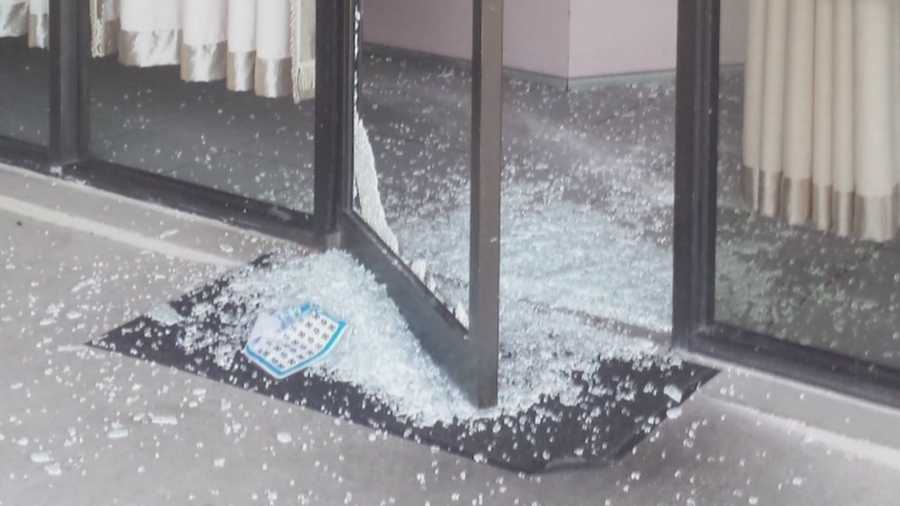 Investigators in Seminole County think several overnight break-ins are connected. Two places were hit side by side on Fox Valley Drive, and another just down the street. Dave McDaniel (@WESHMcDaniel) has the story.