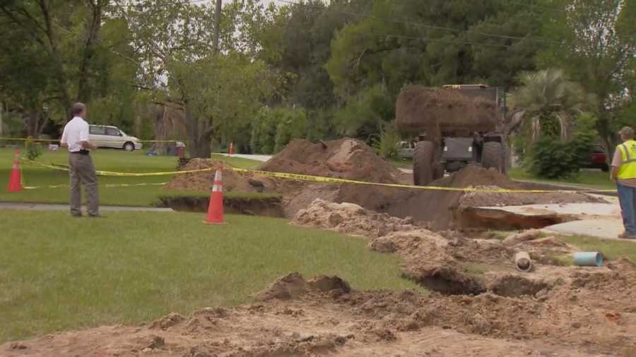 More than 20 trucks and between 400 and 500 cubic yards of dirt have been used in efforts to fill a sinkhole in Groveland. Dave McDaniel (@WESHMcDaniel) has the story.
