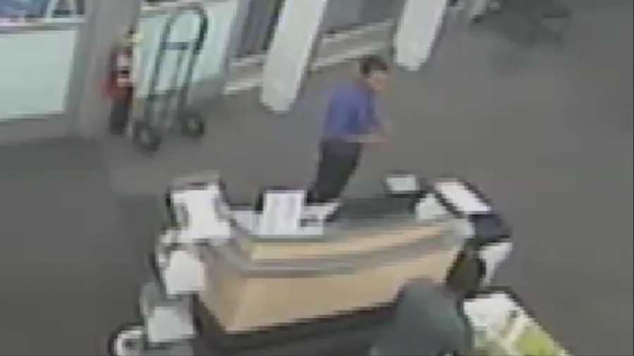 A Best Buy loss prevention employee is facing charges after video showed TVs being stolen from a Kissimmee Best Buy store. Bob Kealing (@bobkealingwesh) has the story.