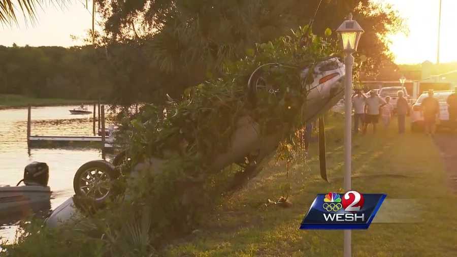 Three people jumped into the St. Johns River to save a woman from a sinking car, but she tried to swim away. Video shows the car being pulled from the river Tuesday evening. Angela Taylor explains.