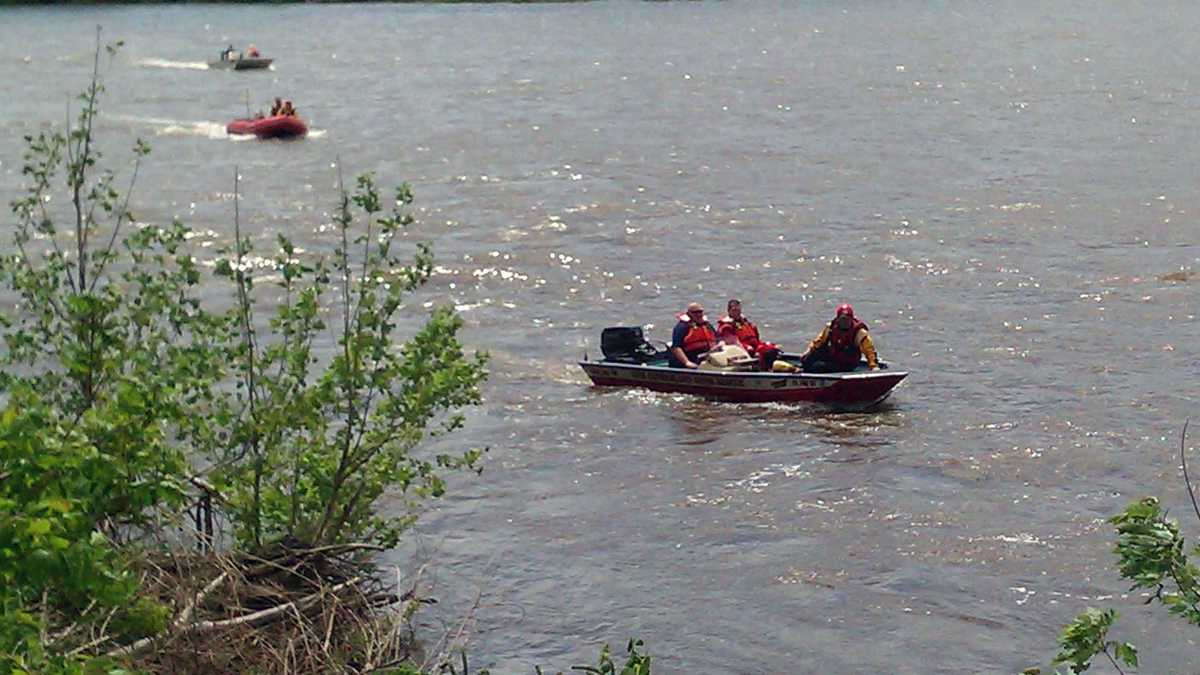 See crews recover boat from Susquehanna River