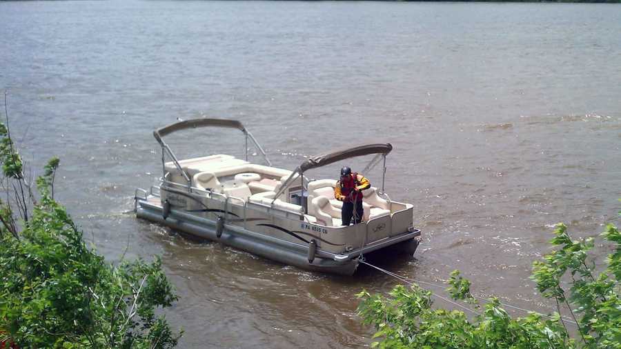 Crews rescue 2 from boat in Susquehanna River