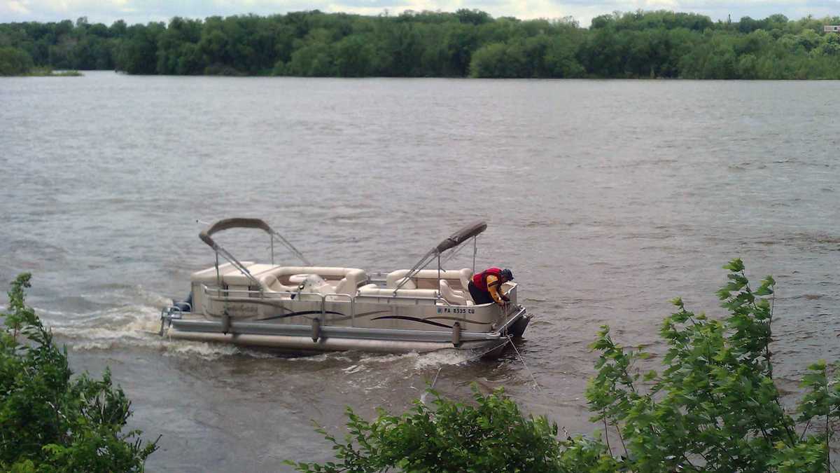 See crews recover boat from Susquehanna River
