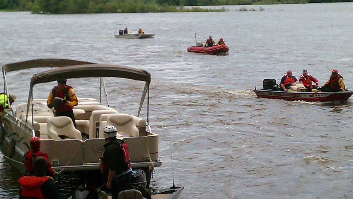See crews recover boat from Susquehanna River