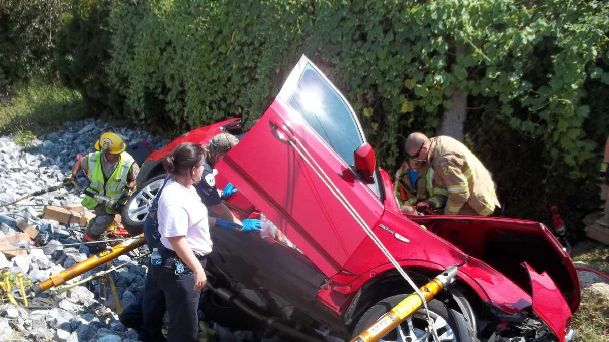 Woman injured in Oregon Pike crash