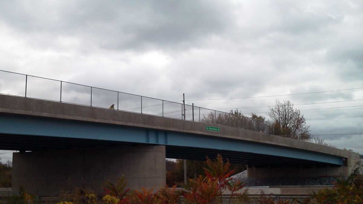North Sherman Street Bridge over I83 opens