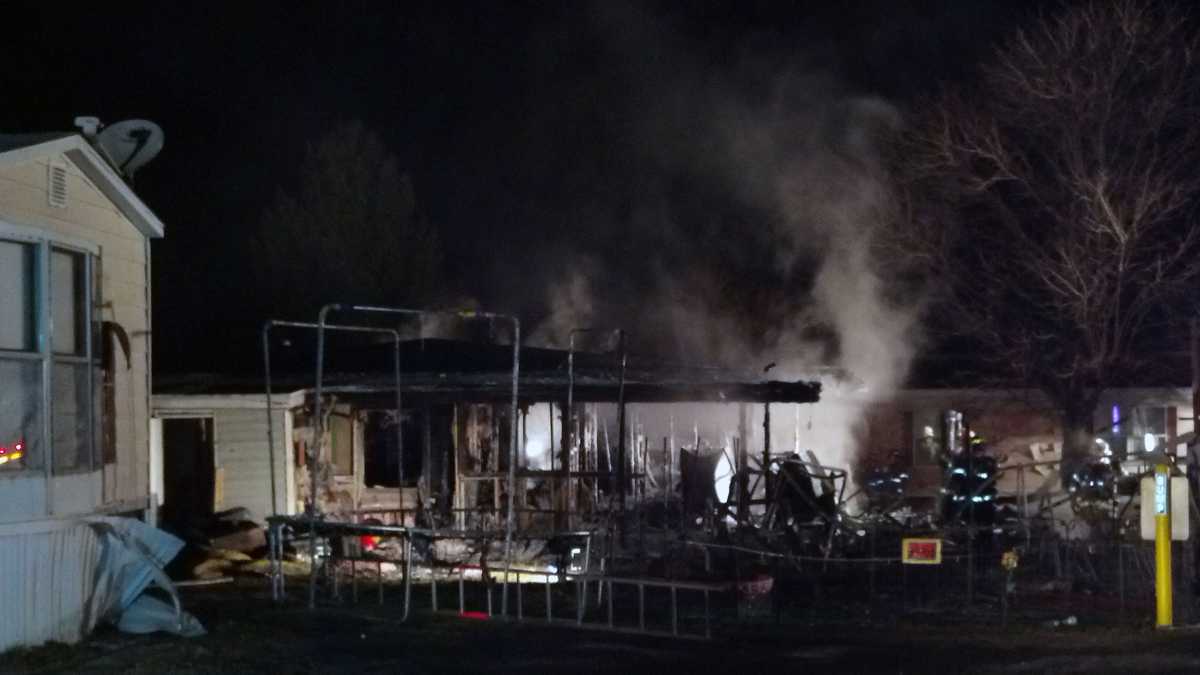 5 displaced in mobile home fire