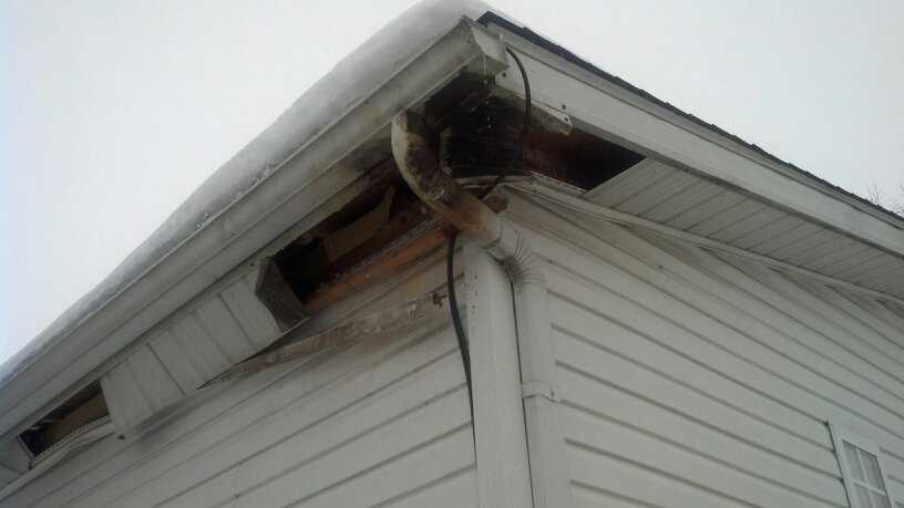 Lightning strike damages roof of Lancaster man's home