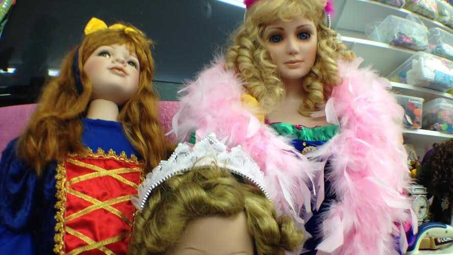 Photos 'Doll Outlet' home to 5,000 antique, lifelike dolls