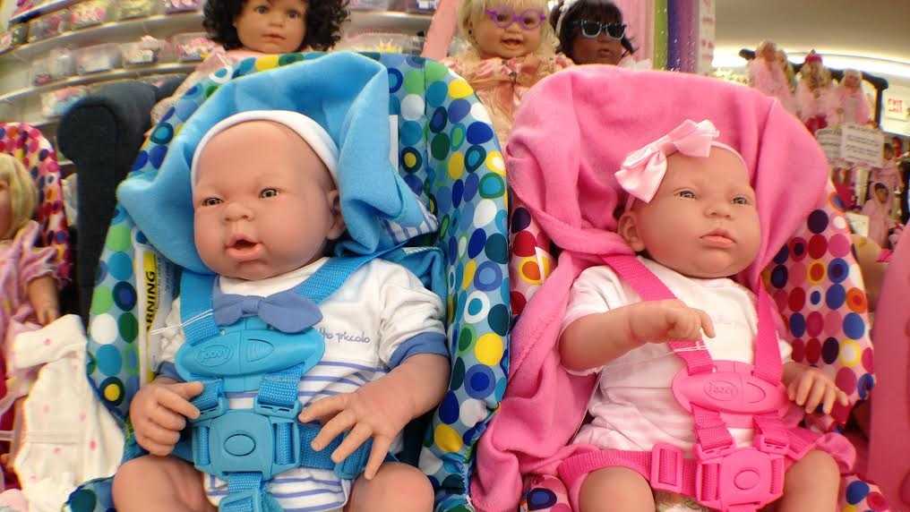 Photos 'Doll Outlet' home to 5,000 antique, lifelike dolls