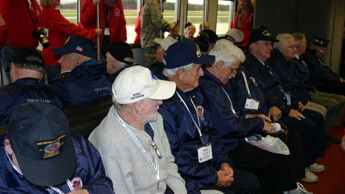Images Honor Flight vets depart Milwaukee, arrive to cheering crowds