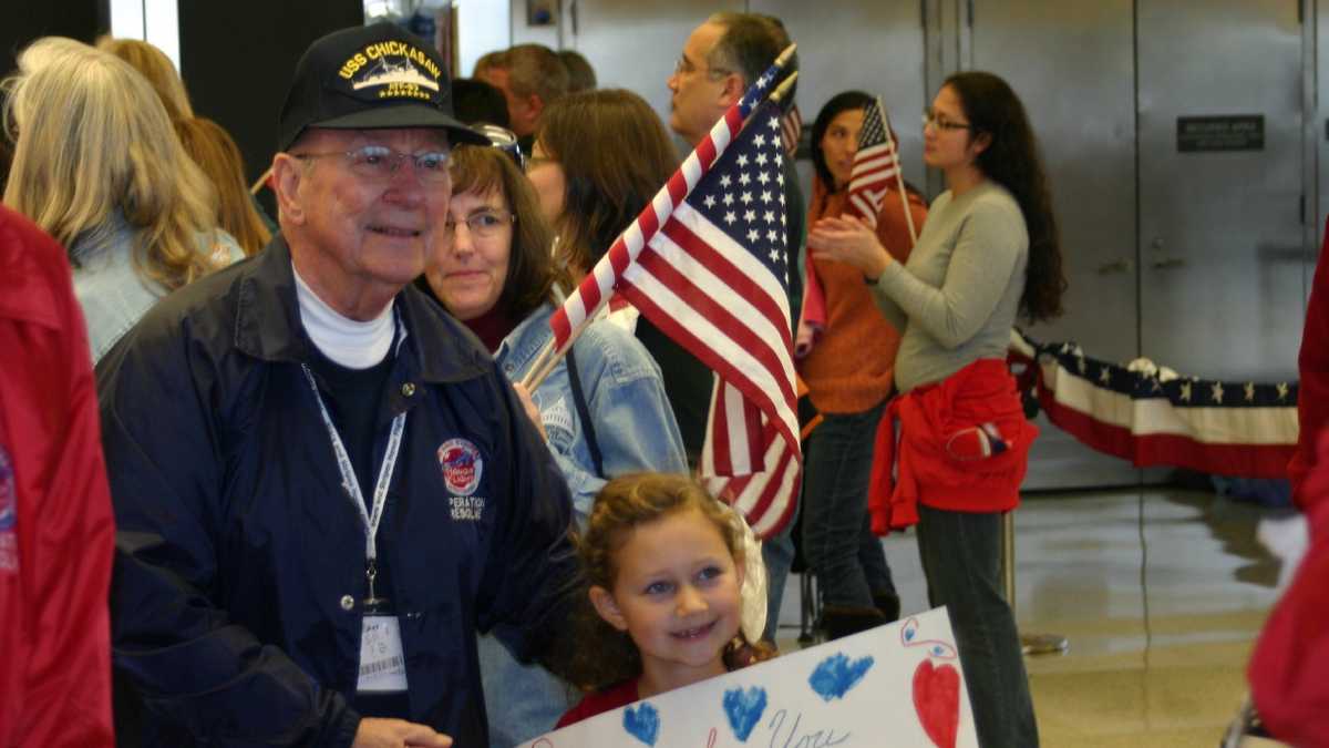 Images Honor Flight vets depart Milwaukee, arrive to cheering crowds