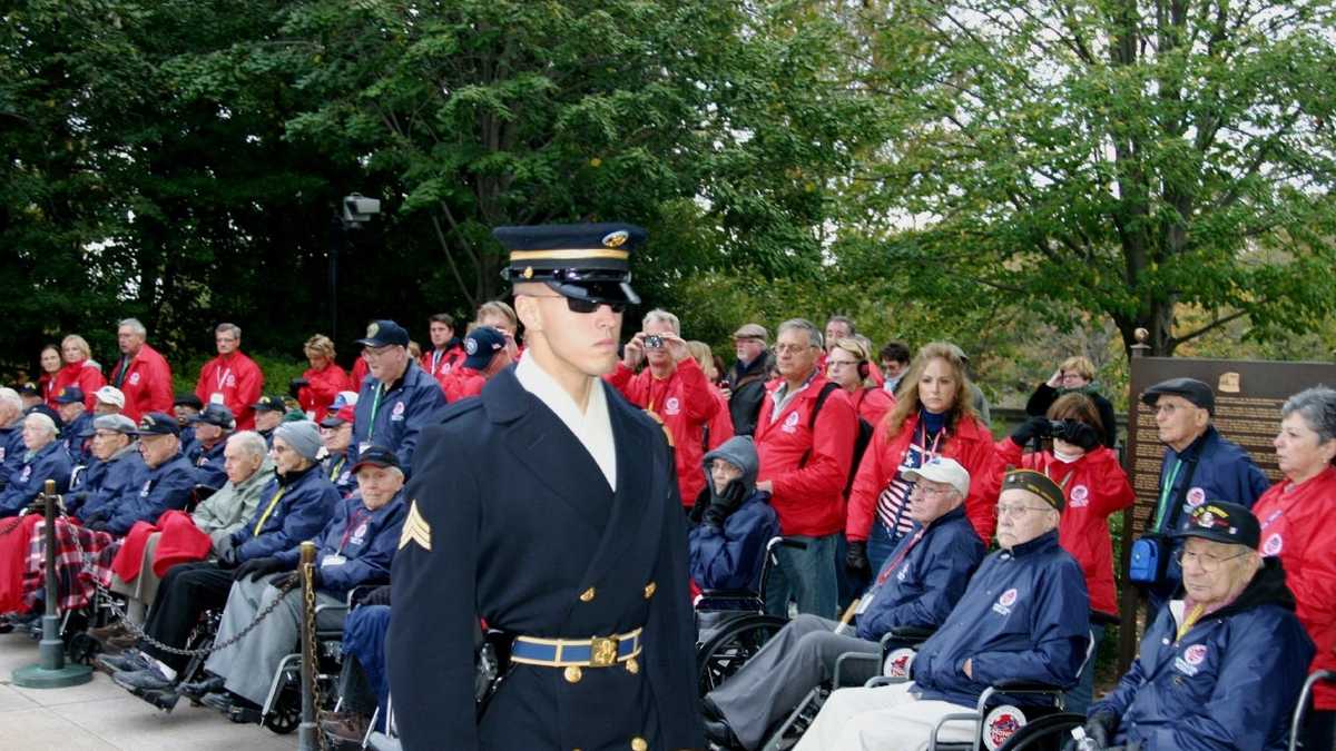 Brewers catcher Lucroy accompanies vets on honor flight