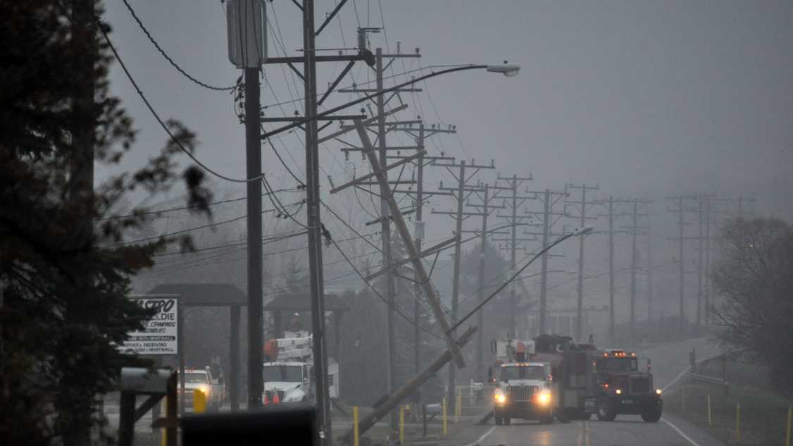 Car crashes into pole, knocks out power