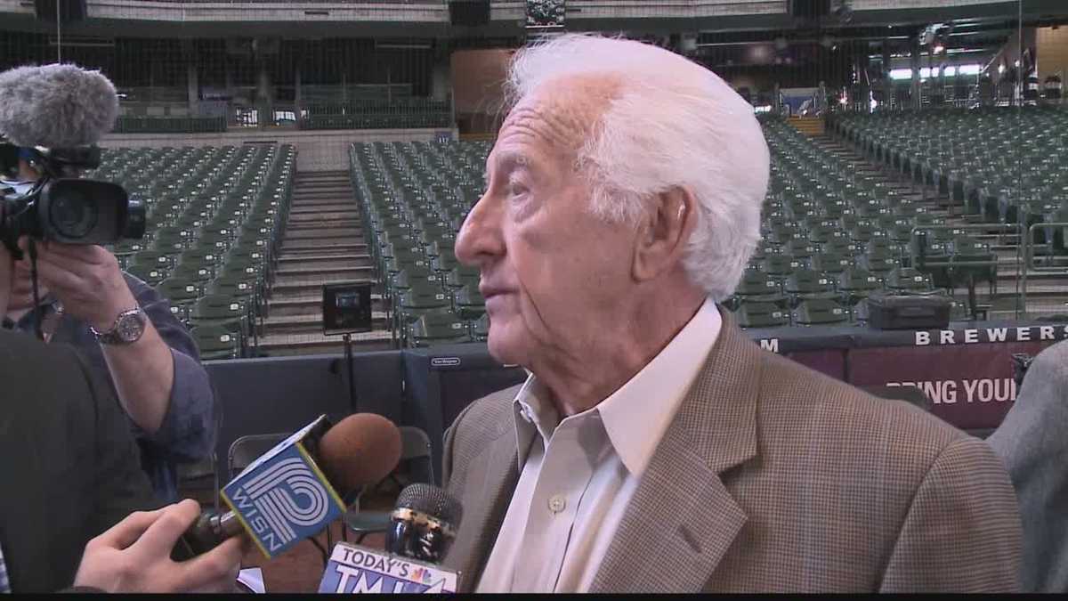 Brewers broadcaster Bob Uecker hit by ball, has concussion