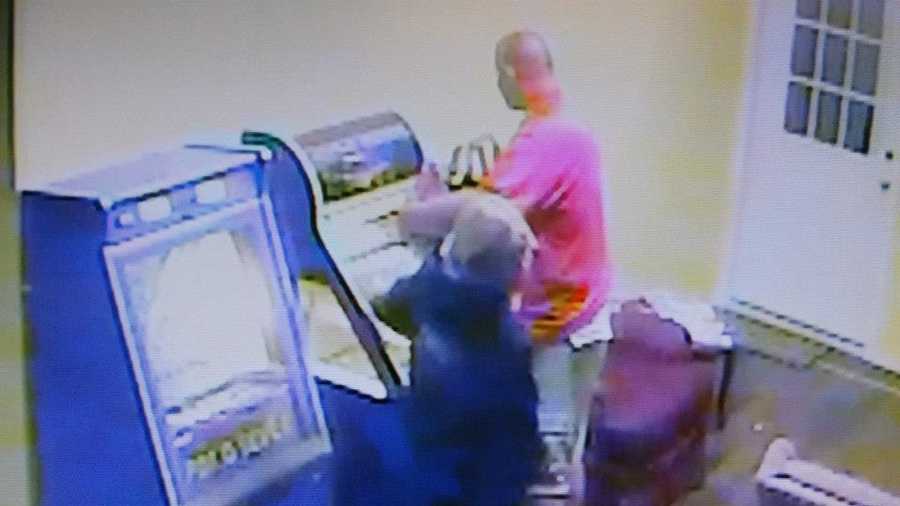 Carroll County police look for pair they say stole from laundromat