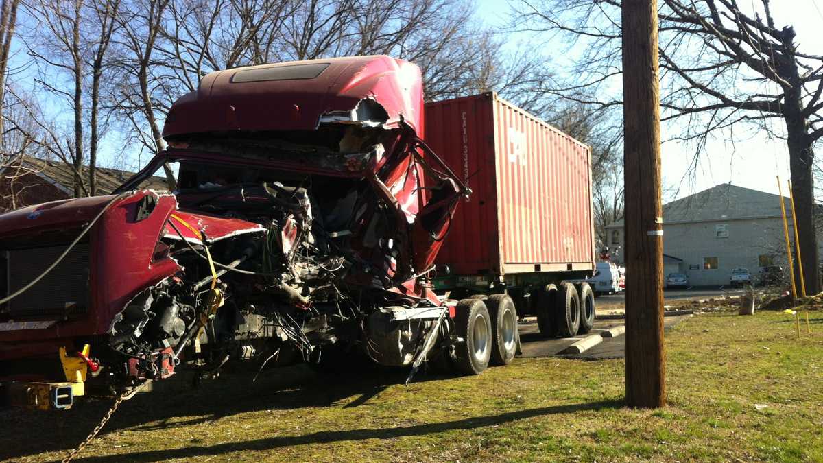 Accident involving tractortrailer in St. Matthews