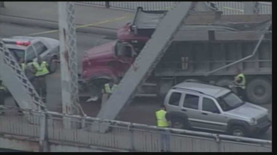 Man dies in crash on Clark Memorial Bridge