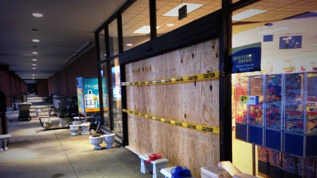 Images Car crashes into Elizabethtown Kroger