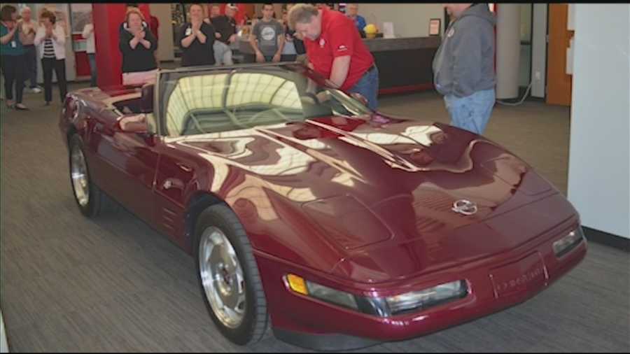 A Louisville woman donates her 40th anniversary Corvette to the National Corvette Museum to replace the one damaged in a sinkhole in February.