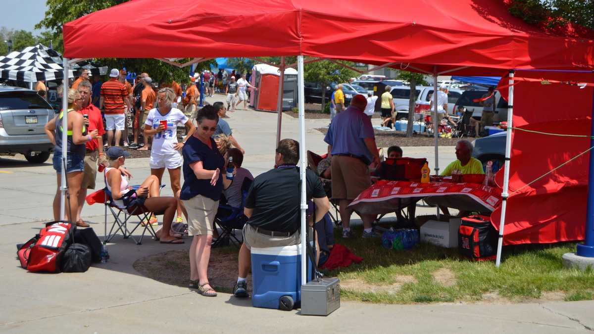 Images Louisville baseball fans tailgate before College World Series opener