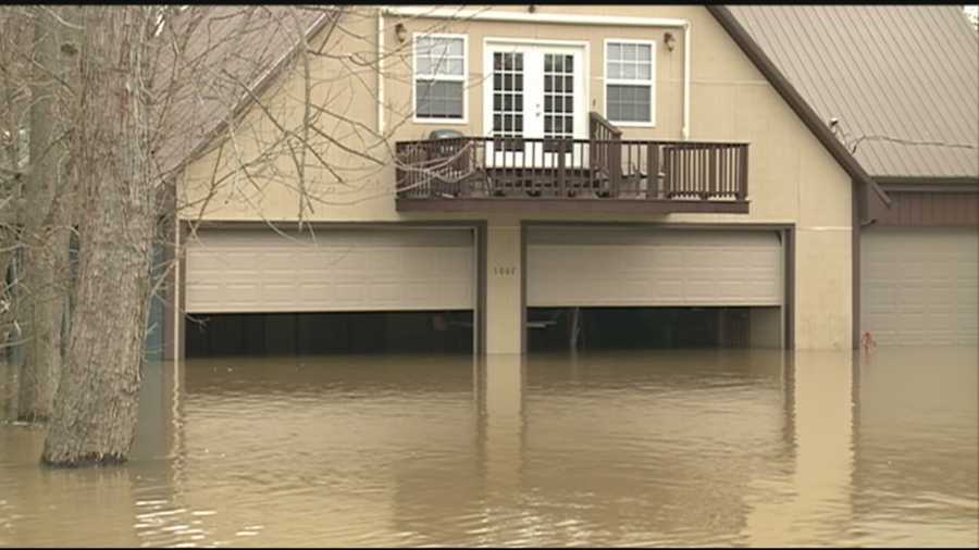Flood victims return to survey damage, begin cleanup
