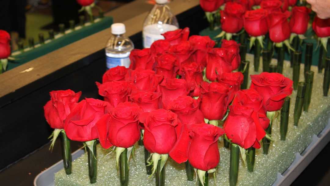 Images Kroger florists create garland of roses for Derby winner