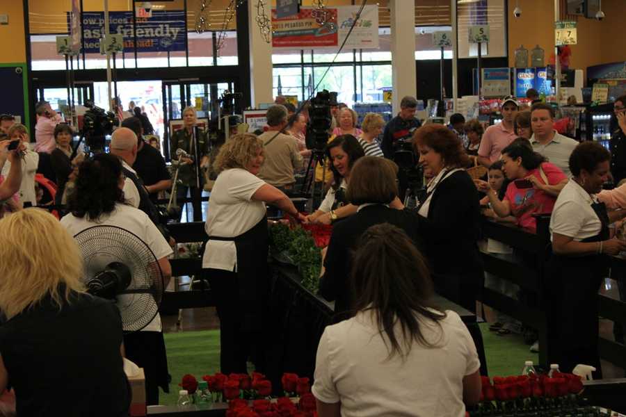 Images Kroger florists create garland of roses for Derby winner