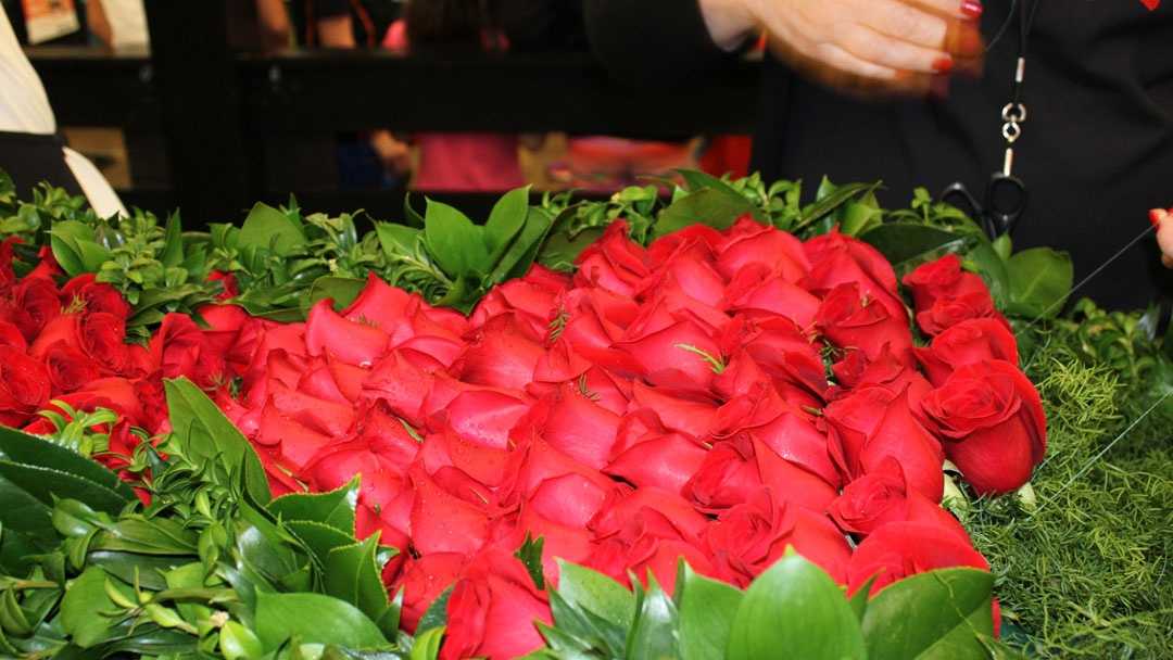 Images Kroger florists create garland of roses for Derby winner