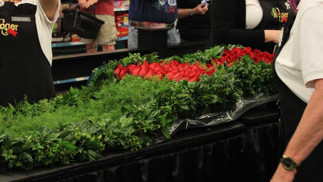 Images Kroger florists create garland of roses for Derby winner