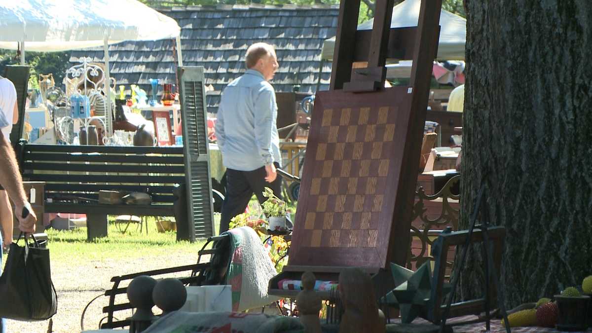 Antique market held at Locust Grove