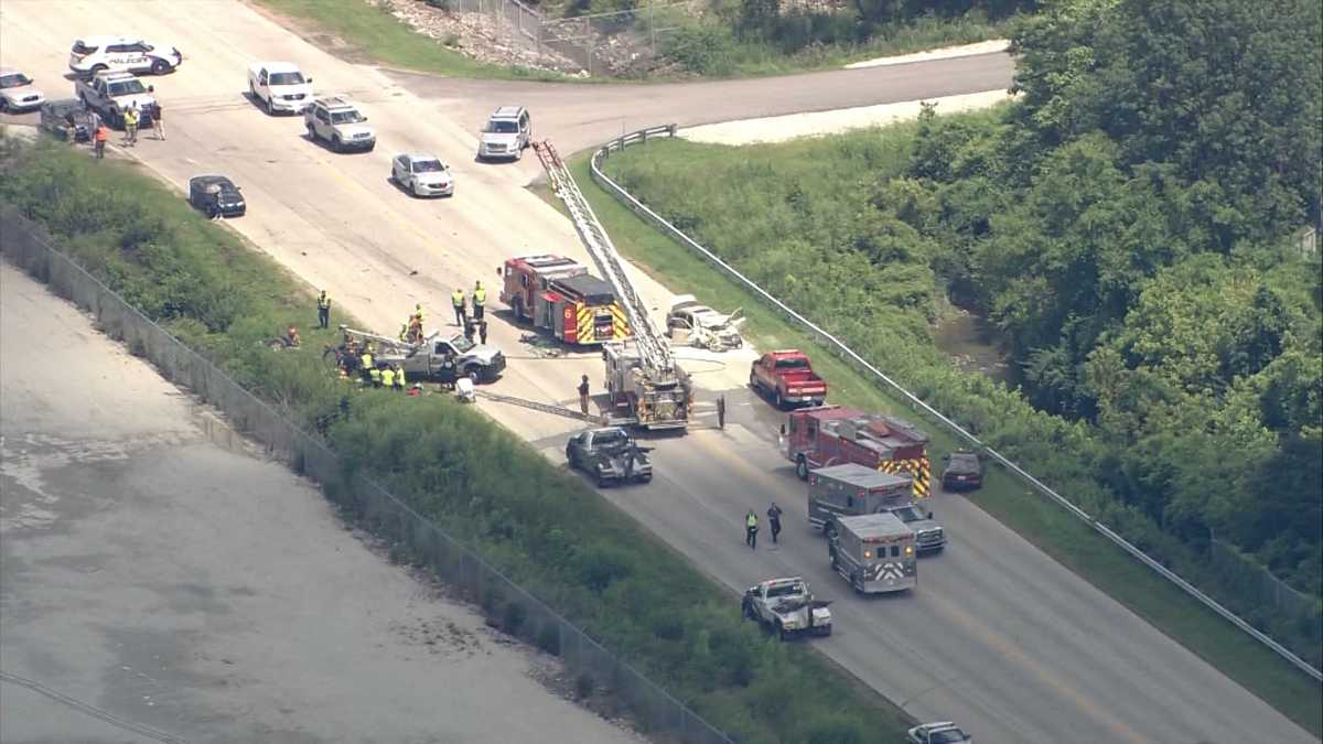 Police searching for driver who fled from crash that injured 2