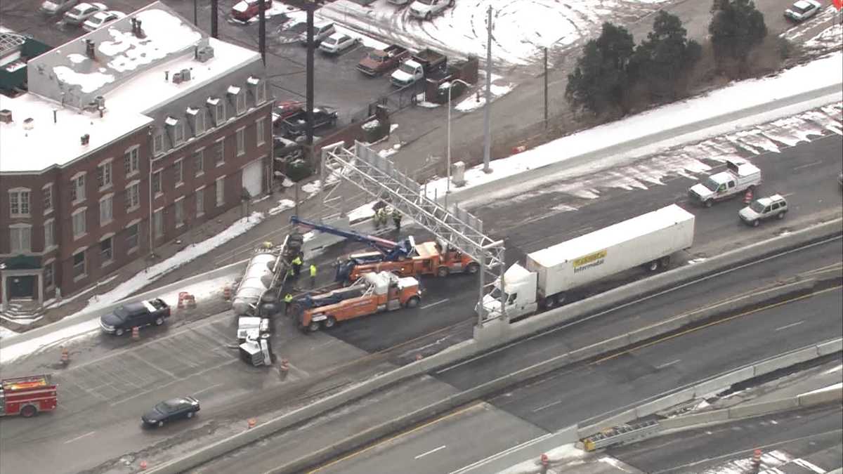 IMAGES Crash on I65 north in downtown Louisville