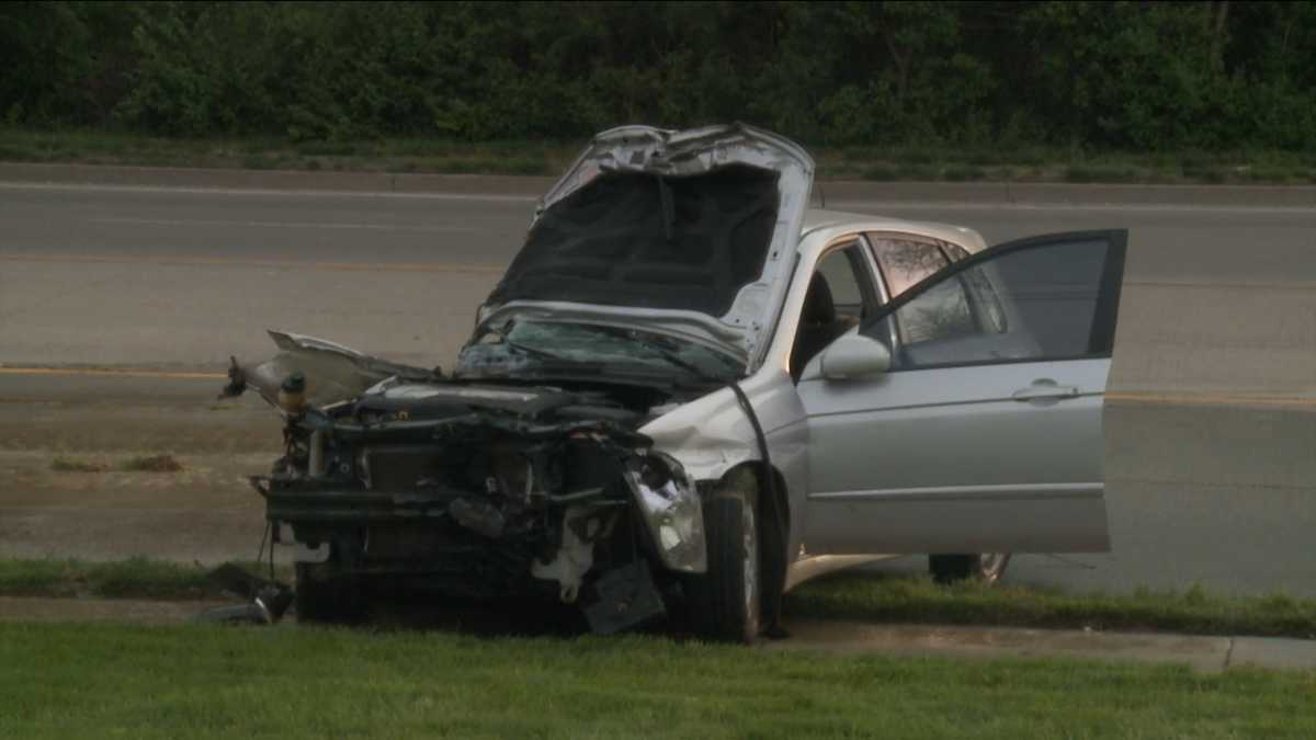 2 killed, driver missing after Poplar Level Road crash