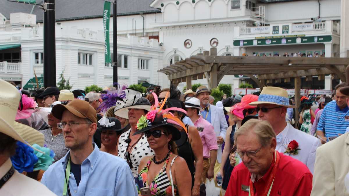 IMAGES Crowds pack Churchill Downs for Kentucky Derby 142