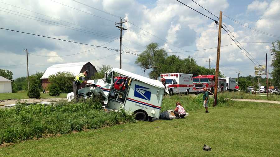 At least 1 injured in Warren Co. crash involving mail truck