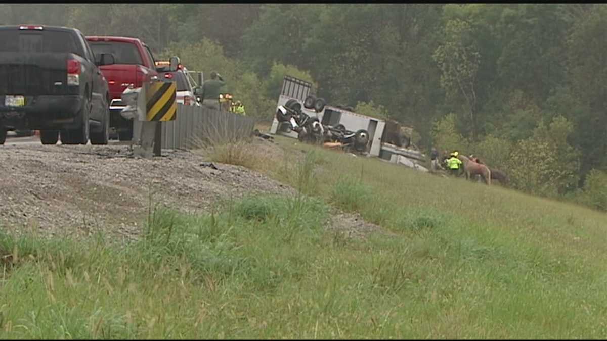 1 man, 3 horses dead after I71 crash in Gallatin County