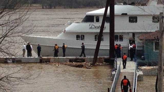 Police: Man's body found floating in Ohio River