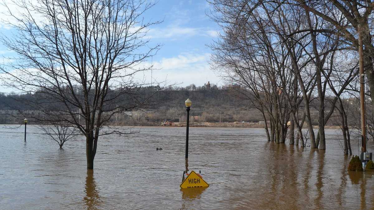 Photos Ohio River Floods Its Banks 6323