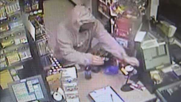 Police seek man in Franklin convenience store robbery