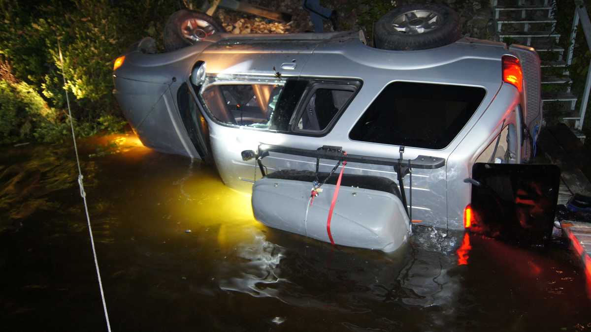 Sumner accident sends vehicle into pond
