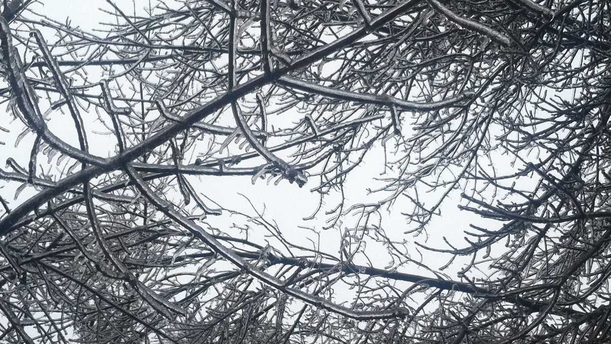 Maine power outages climb Tuesday morning