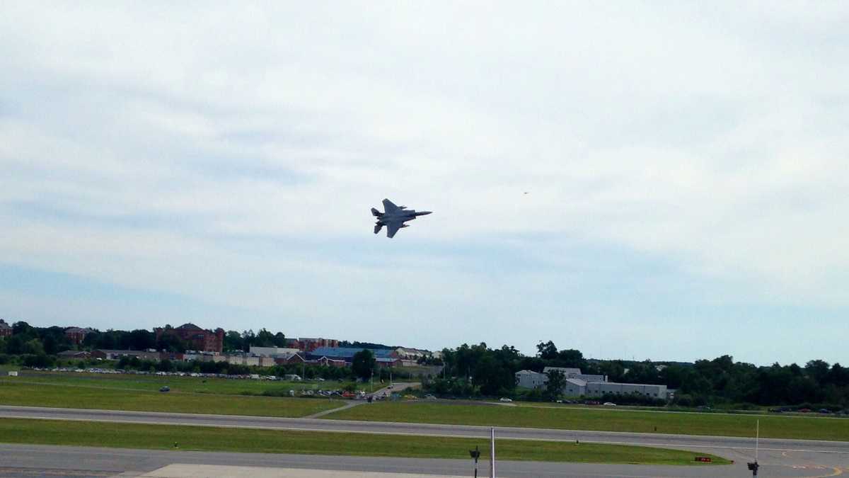 Jets fly over Portland to honor retiring pilot