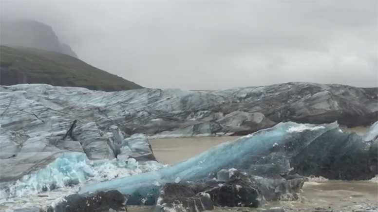 viral-video-watch-iceberg-break-off-glacier