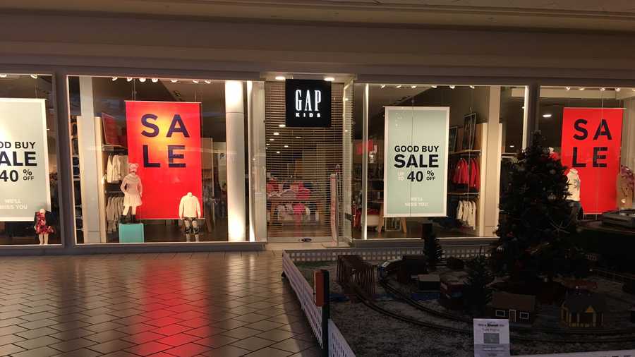 Final sales of 40 percent off as Gap closes another mall store