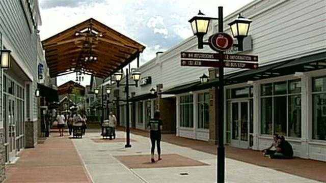 are dogs allowed at merrimack outlets