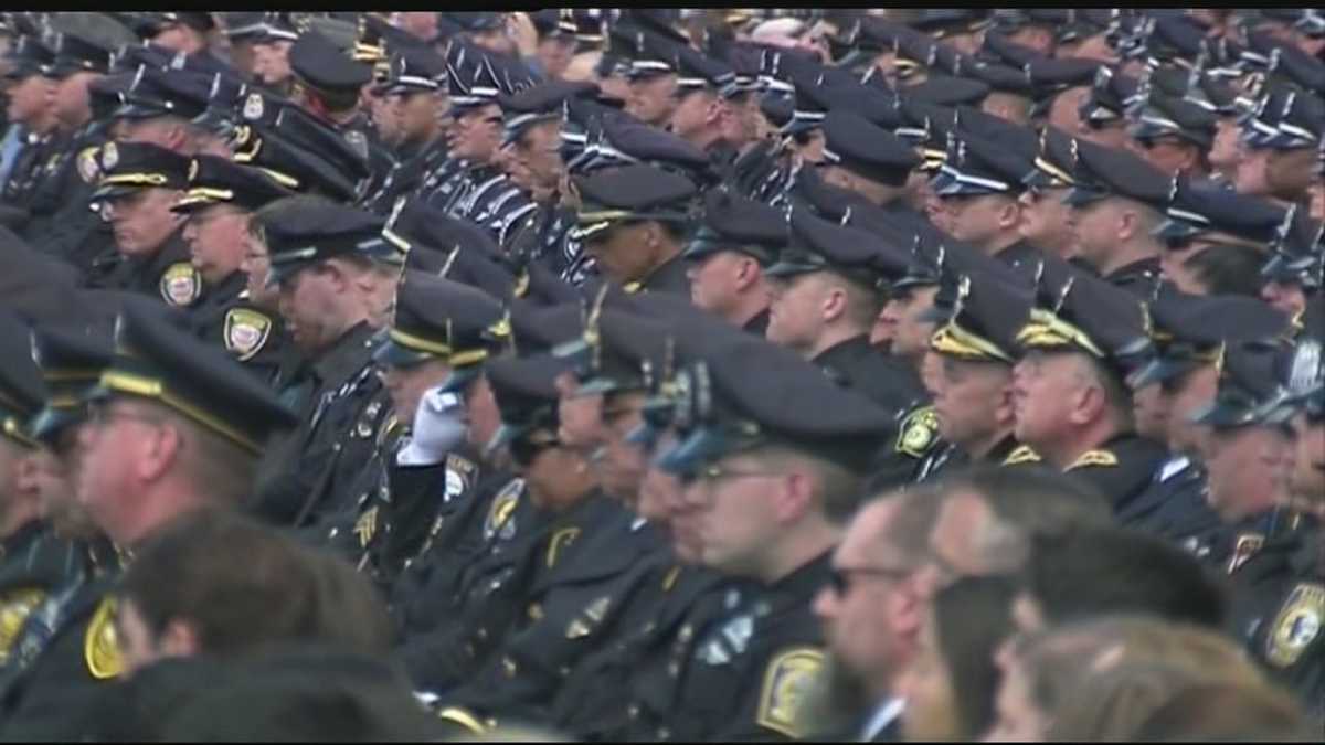 Thousands gather for memorial to fallen officer