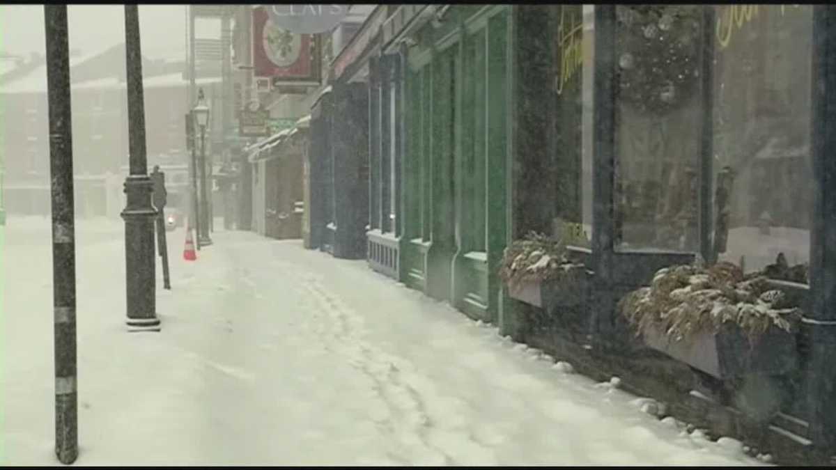 Heavy snow falls in NH