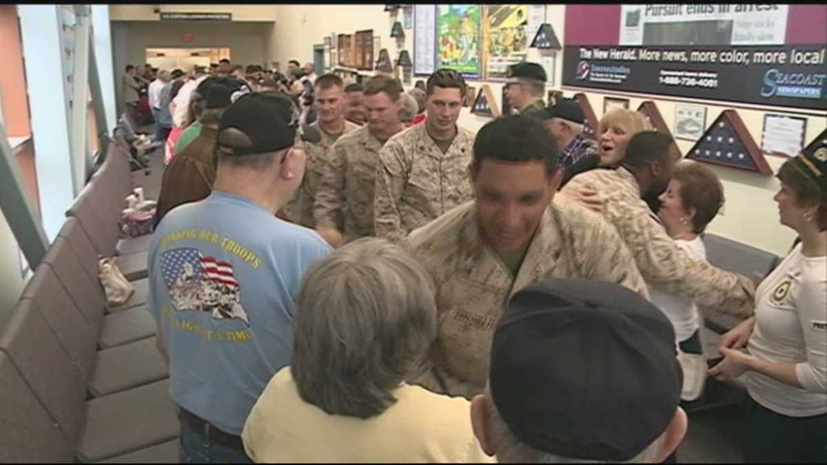 Patriots, Pease Greeters give troops warm welcome