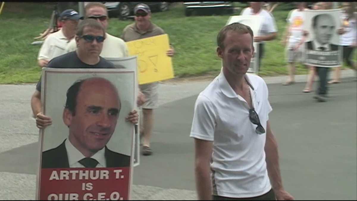 Workers protest Market Basket job fair
